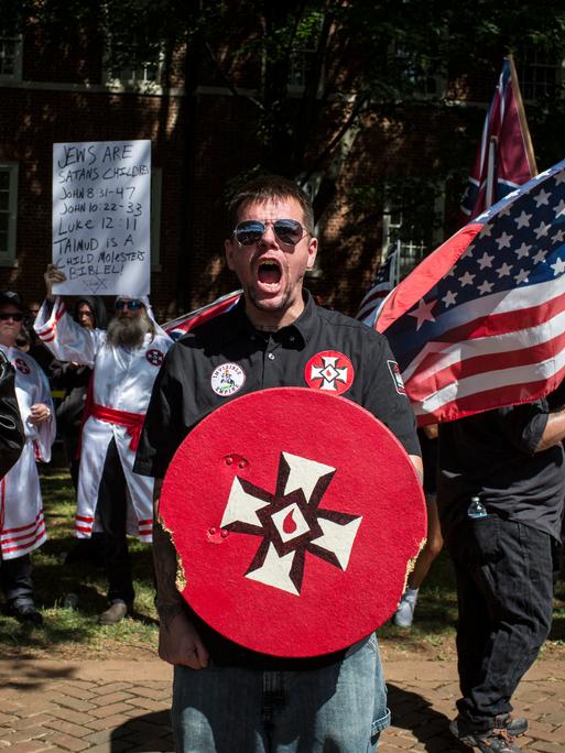 Der Ku-Klux-Klan protestiert am 8. Juli 2017 in Charlottesville, Virginia gegen die geplante Entfernung einer Statue von General Robert E. Lee und fordert den Schutz der Denkmäler der Südstaatenkonföderation. Der Ku-Klux-Klan protestiert am 8. Juli 2017 in Charlottesville, Virginia gegen die geplante Entfernung einer Statue von General Robert E. Lee und fordert den Schutz der Denkmäler der Südstaatenkonföderation.