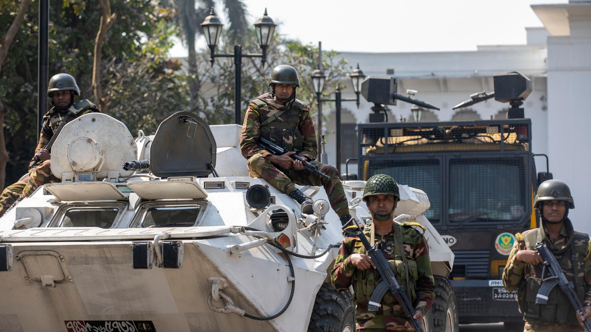 Soldaten schützen angesichts von Protesten den Obersten Gerichtshof in Dhaka, Bangladesch.