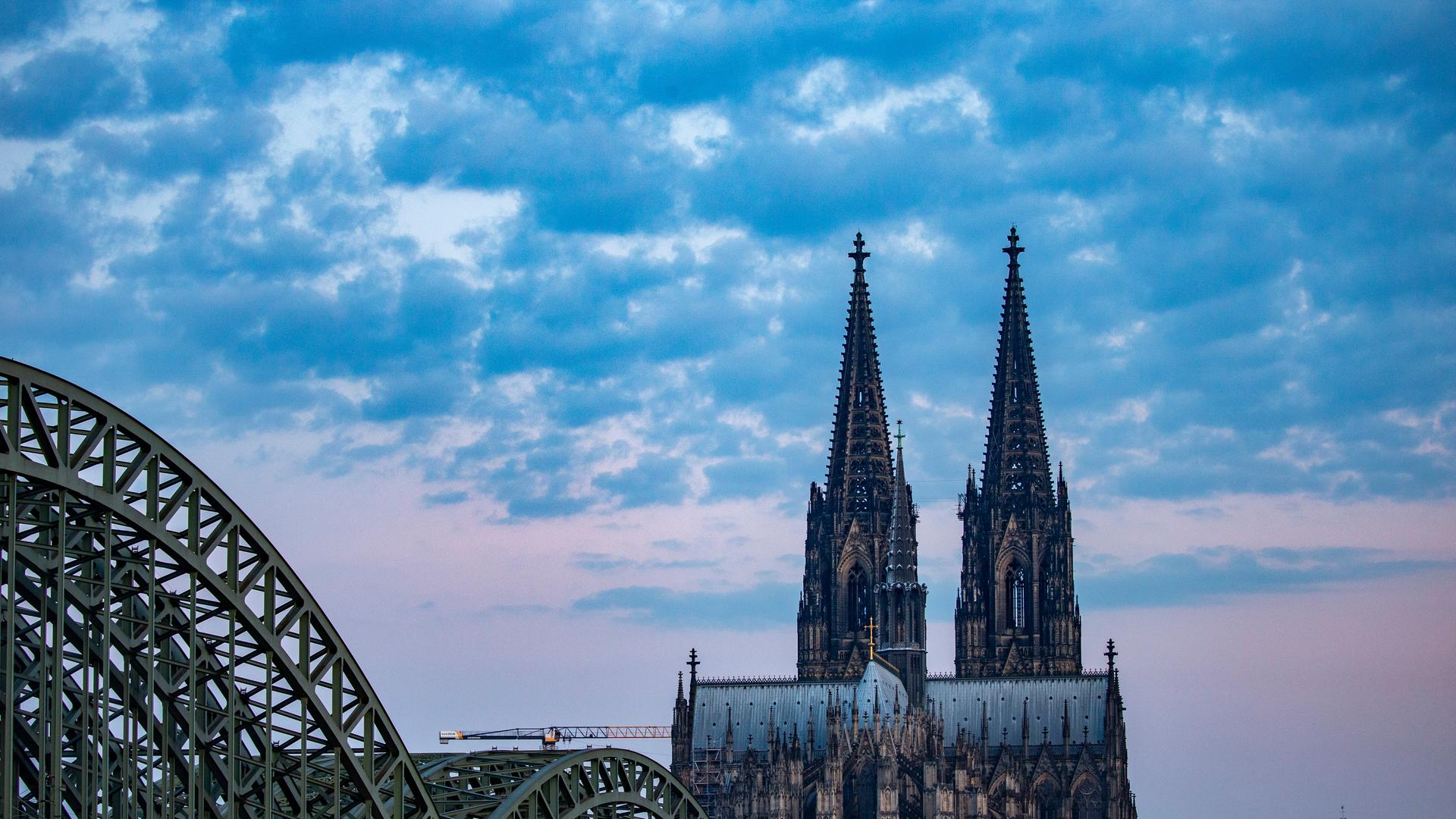 Blick auf den Kölner Dom am frühen Morgen
