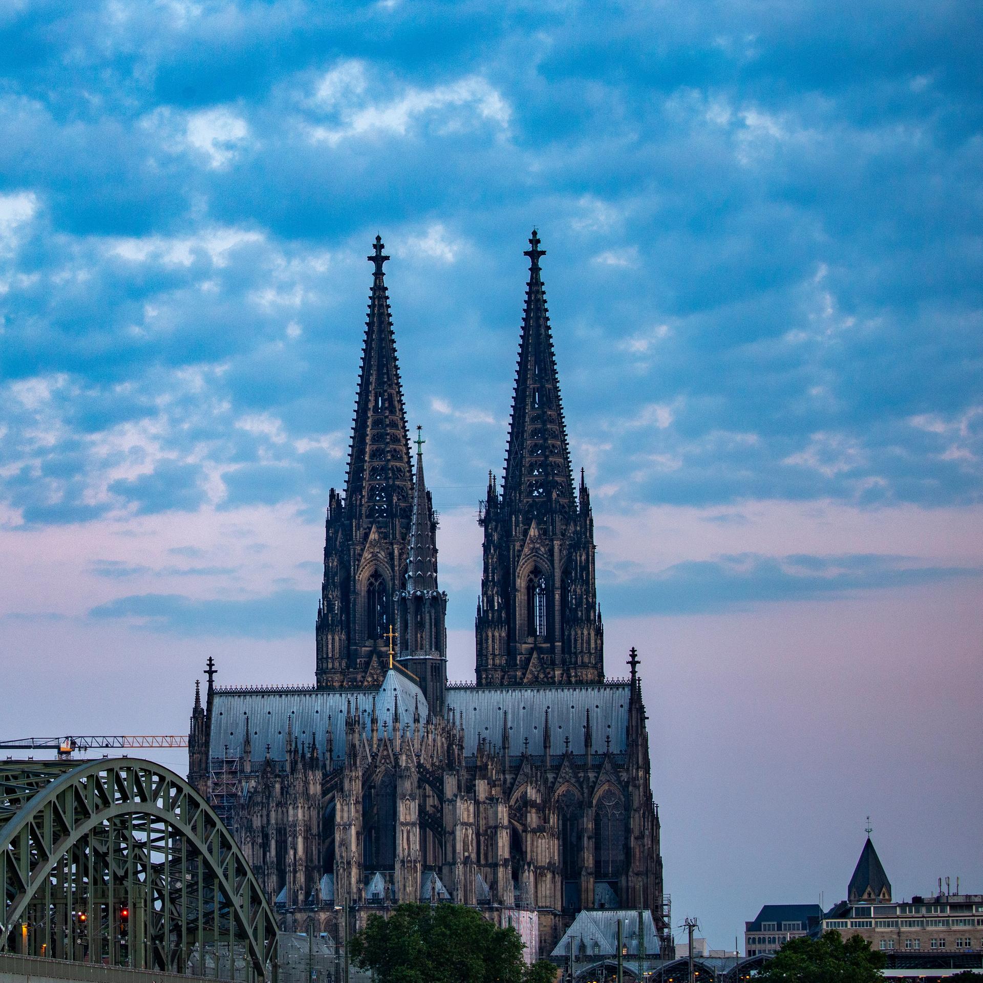 Blick auf den Kölner Dom am frühen Morgen