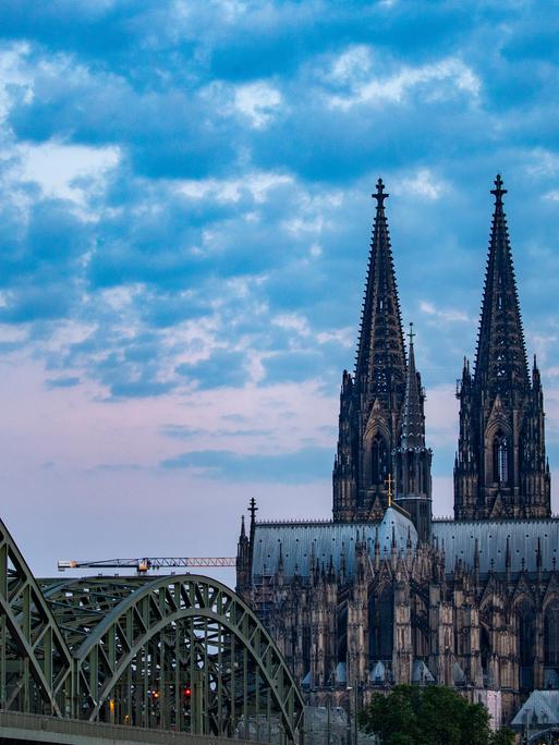 Blick auf den Kölner Dom am frühen Morgen