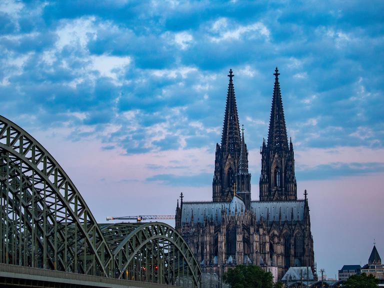 Blick auf den Kölner Dom am frühen Morgen