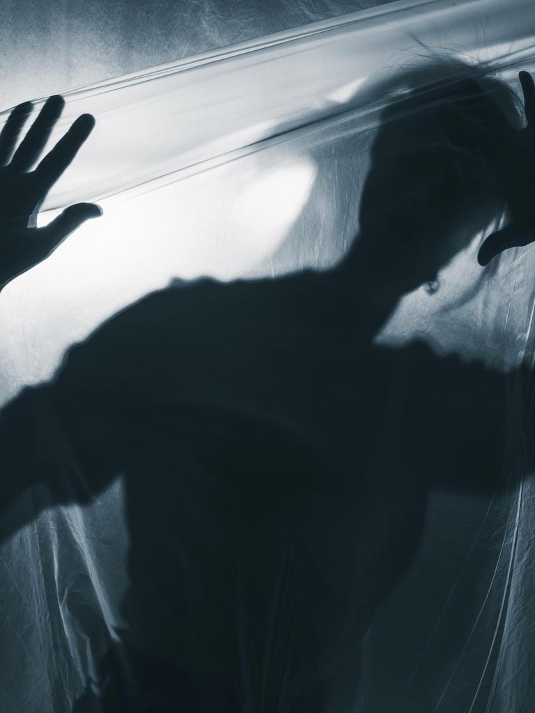 Schatten eines Jugendlichen vor weißgrauem Hintergrund