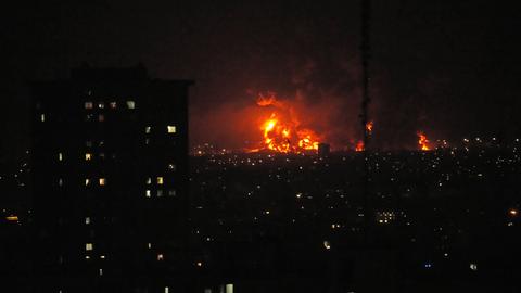 Flammen steigen aus einem Öllager südlich der iranischen Hauptstadt Teheran auf. Es ist dunkel, außer dem Feuerschein ist kaum etwas zu erkennen.