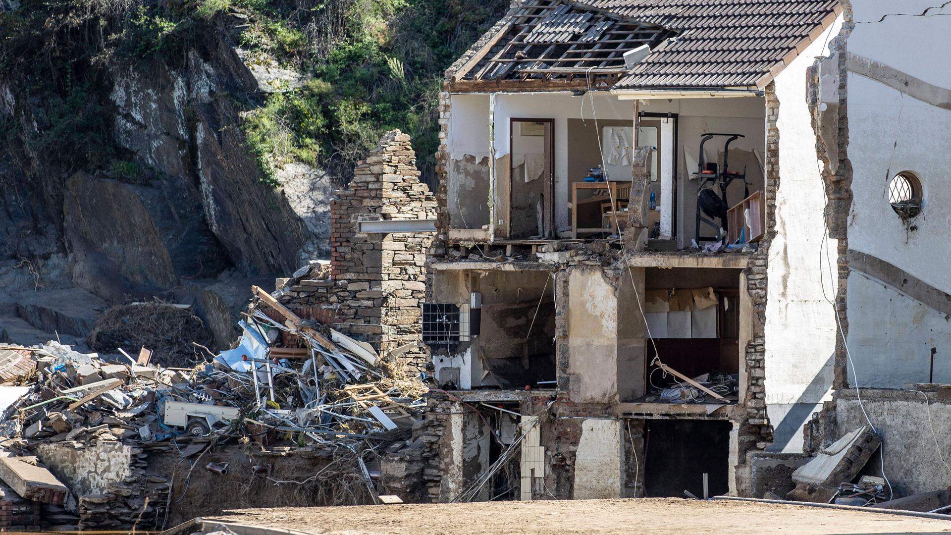 Ein durch die Flutkatastrophe 2021 zerstörtes Haus in Mayschoß.
