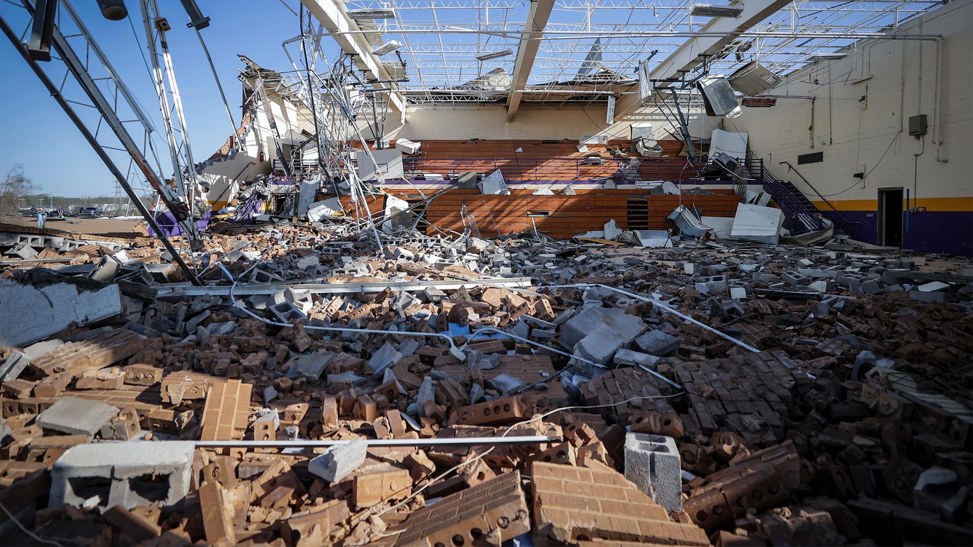 Unwetter in den USA: Die Turnhalle der Crestview Elementary School in Covington/Tennessee, in der sich die Schüler normalerweise versammeln, um sich vor den Stürmen zu schützen, wurde von einem Tornado beschädigt. Unwetter in den USA: Die Turnhalle der Crestview Elementary School in Covington/Tennessee, in der sich die Schüler normalerweise versammeln, um sich vor den Stürmen zu schützen, wurde von einem Tornado beschädigt.