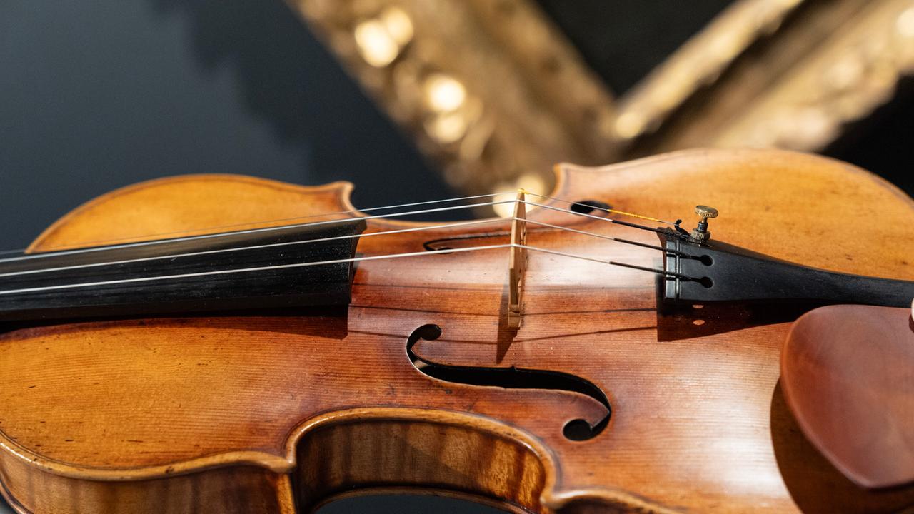 Das Bild zeigt eine Stradivari-Violine in einer Nahaufnahme.
      