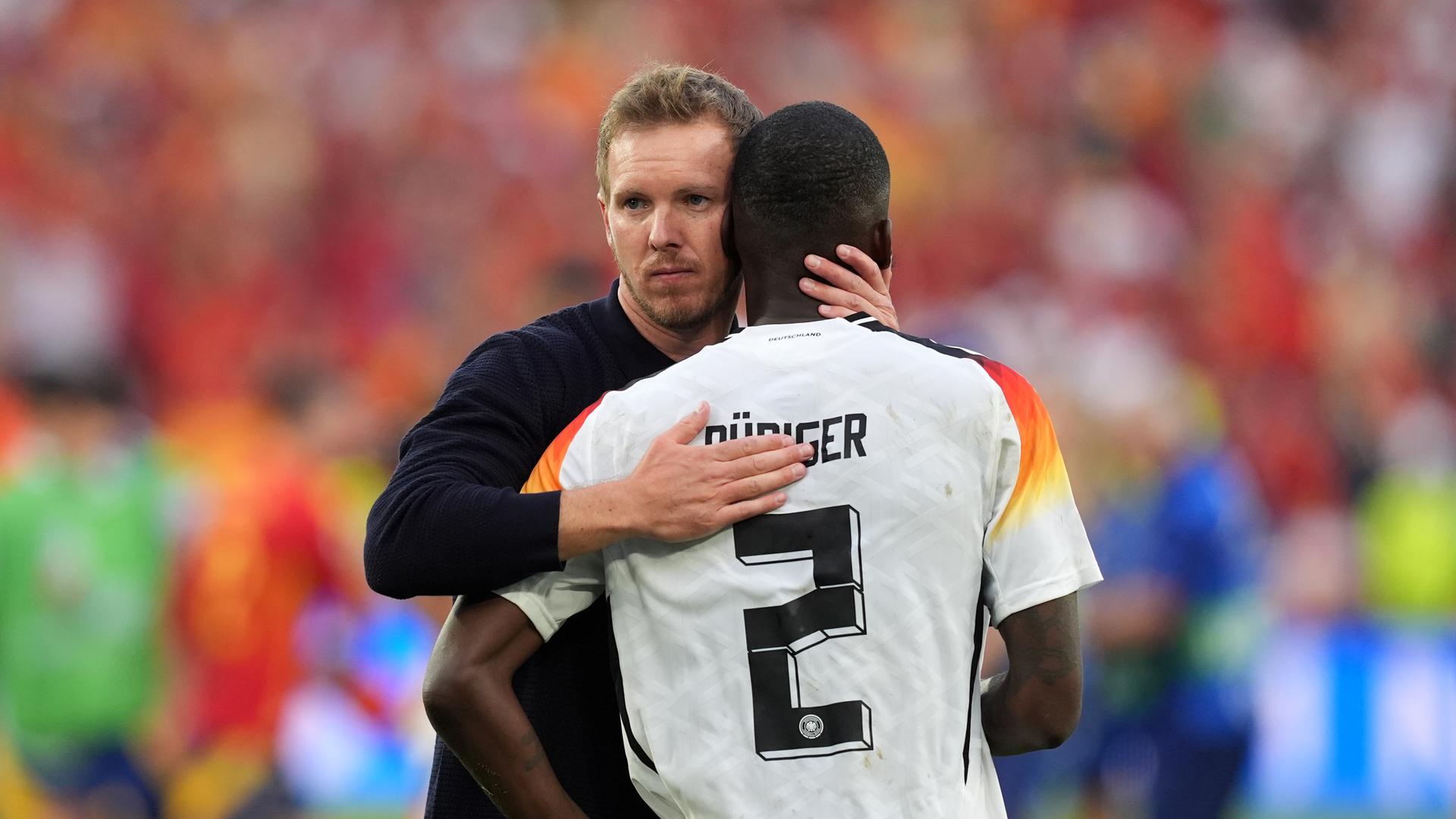 Bundestrainer Julian Nagelsmann (l.) mit Antonio Rüdiger nach dem EM-Aus gegen Spanien