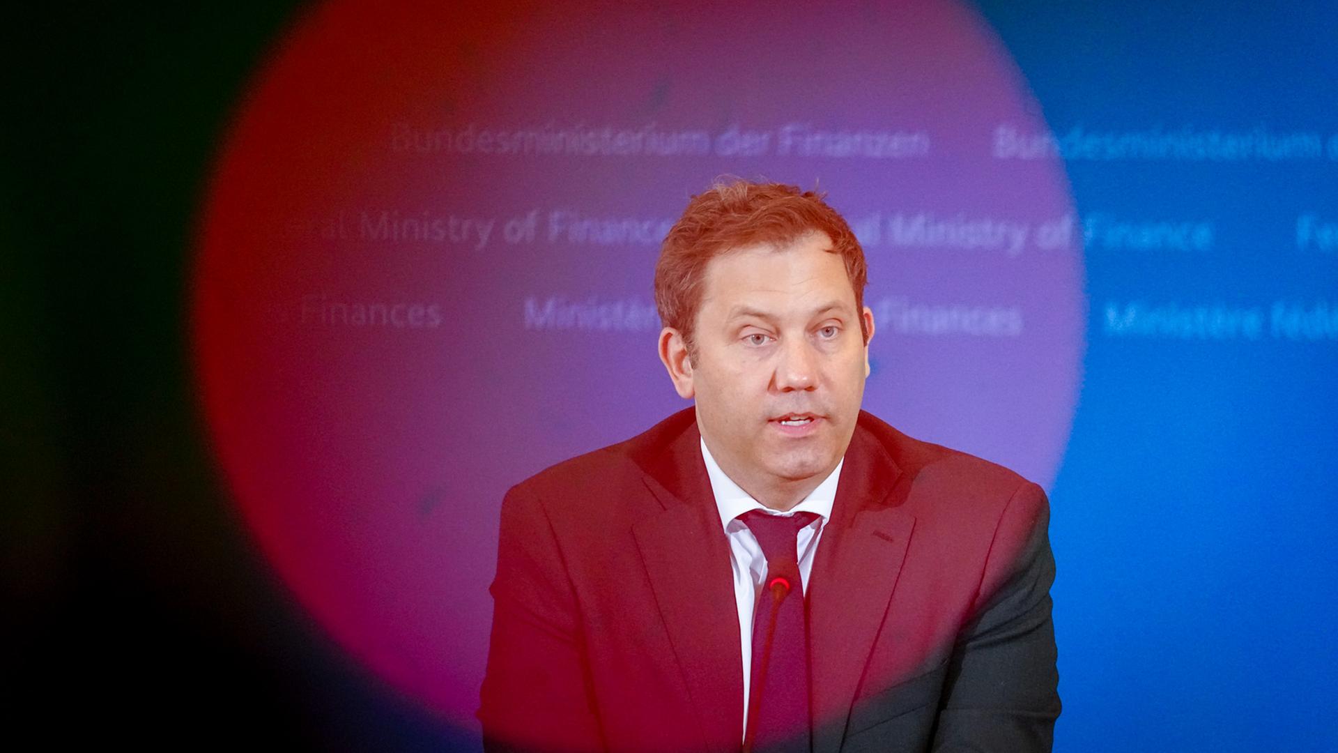 Lars Klingbeil (SPD) bei einer Pressekonferenz Lars Klingbeil (SPD) bei einer Pressekonferenz