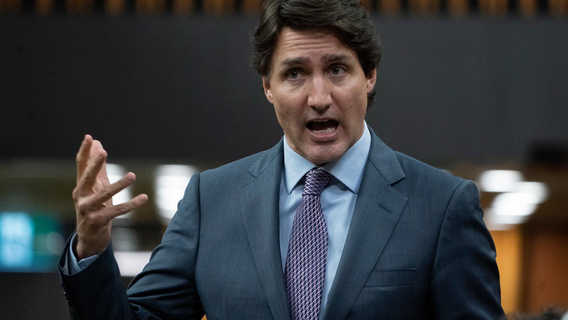 Justin Trudeau hält eine Ansprache und gestikuliert