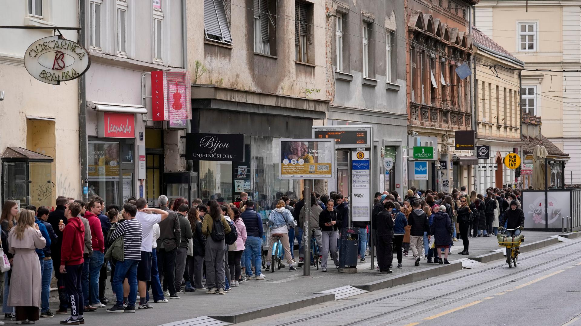 Viele Menschen warten in einer Schlange in der Nähe eines Wahllokals in Zagreb.