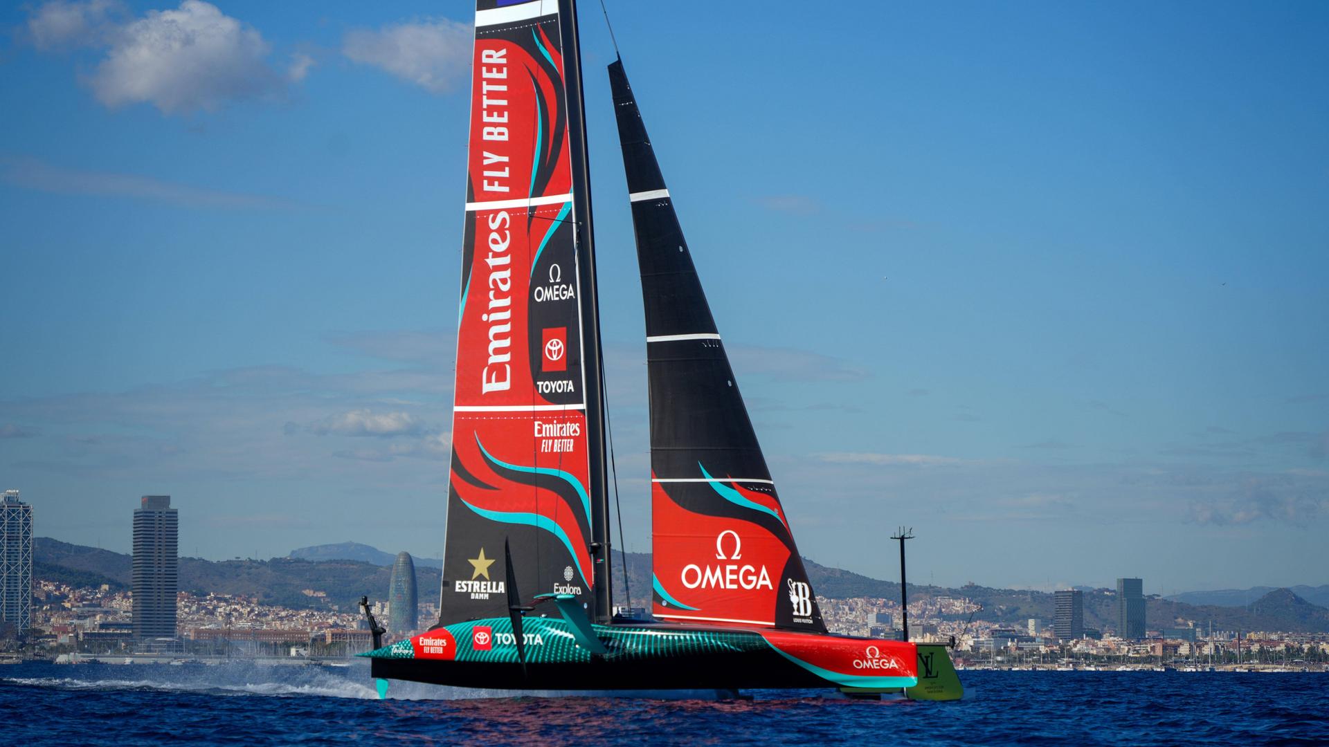 Neuseeland hat den 37. America s Cup gewonnen. Das Schiff vom Team Emirates segelt in den Hafen von Barcelona in Spanien.
Neuseeland hat den 37. America s Cup gewonnen. Das Schiff vom Team Emirates segelt in den Hafen von Barcelona in Spanien.