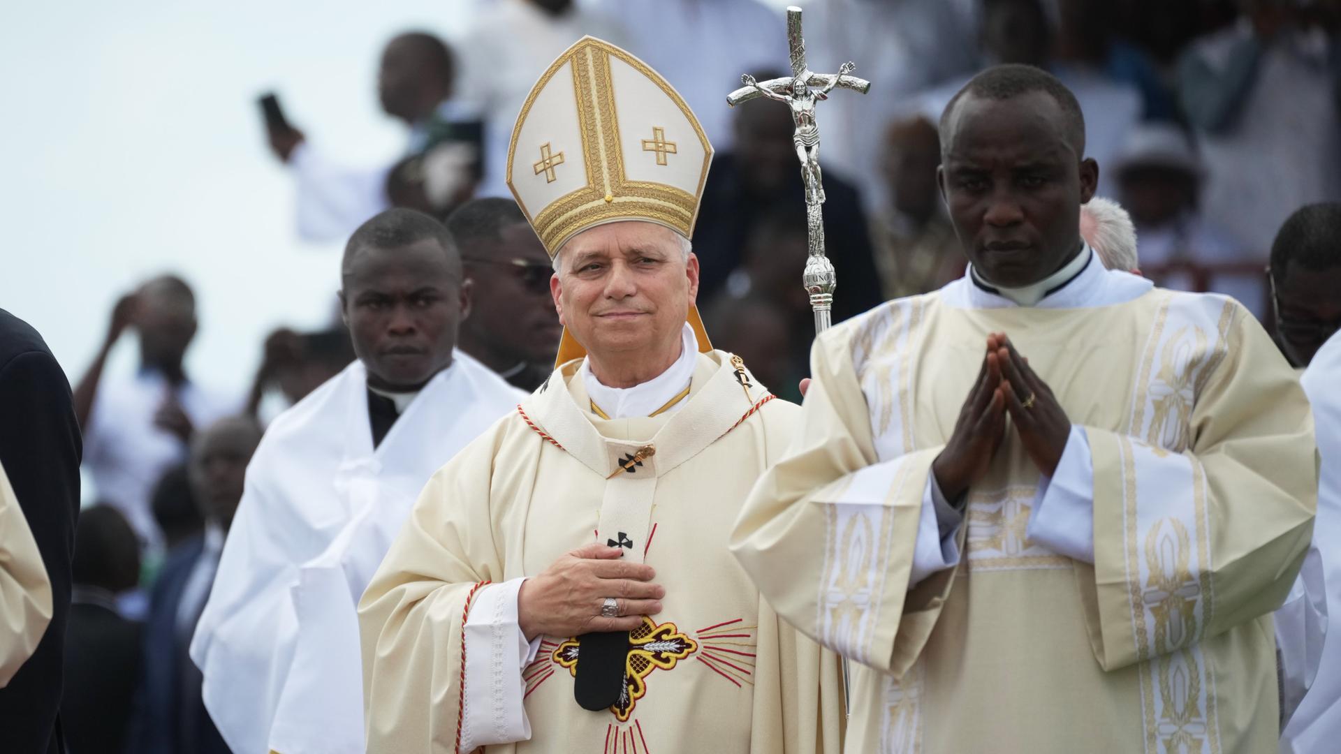 Kamerun, Douala: Papst Leo XIV. kommt in einer Prozession zur Feier der Messe am Japoma-Stadion. 