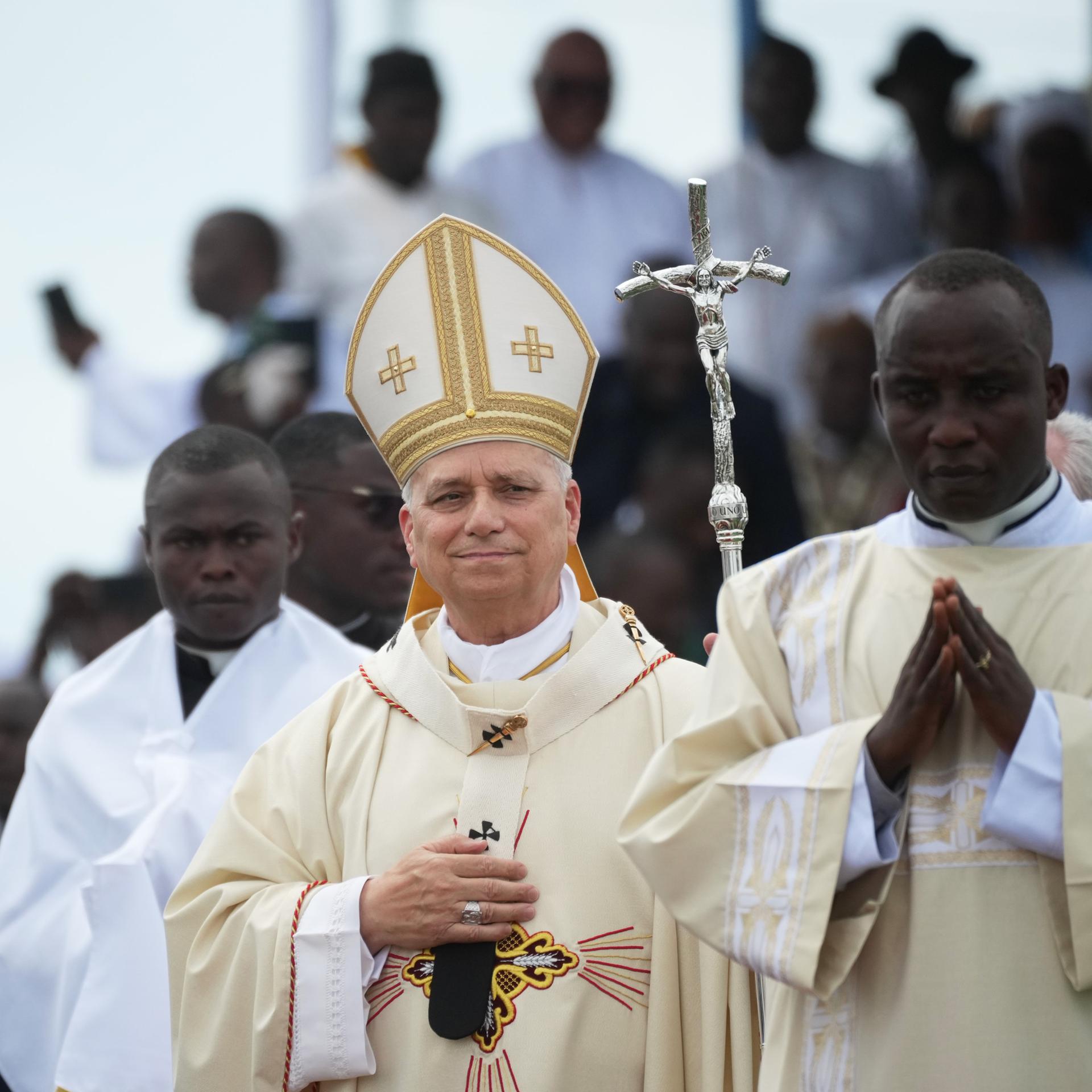 Kamerun, Douala: Papst Leo XIV. kommt in einer Prozession zur Feier der Messe am Japoma-Stadion. 