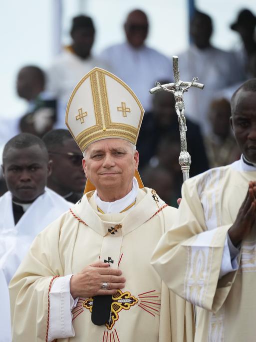 Kamerun, Douala: Papst Leo XIV. kommt in einer Prozession zur Feier der Messe am Japoma-Stadion. Kamerun, Douala: Papst Leo XIV. kommt in einer Prozession zur Feier der Messe am Japoma-Stadion.