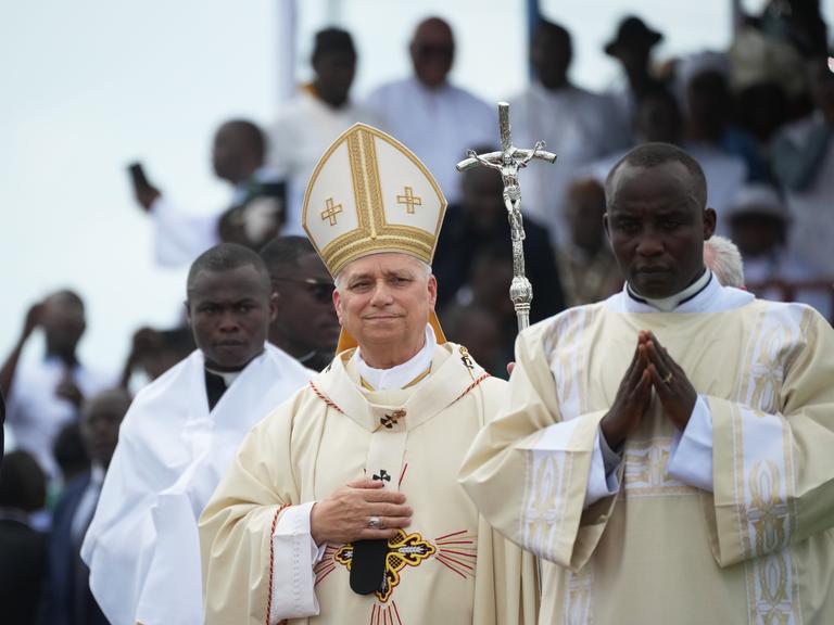 Kamerun, Douala: Papst Leo XIV. kommt in einer Prozession zur Feier der Messe am Japoma-Stadion. Kamerun, Douala: Papst Leo XIV. kommt in einer Prozession zur Feier der Messe am Japoma-Stadion.