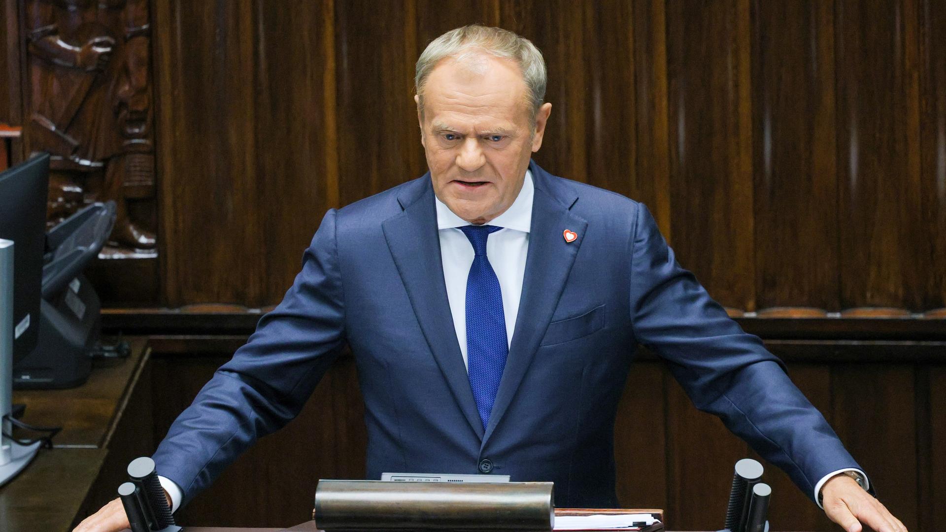 Der polnische Ministerpräsident Donald Tusk hält eine politische Rede vor dem Unterhaus und bittet das Parlament um ein Vertrauensvotum, um die Unterstützung für seine Regierung im Sejm-Gebäude zu bekräftigen. Der polnische Ministerpräsident Donald Tusk hält eine politische Rede vor dem Unterhaus und bittet das Parlament um ein Vertrauensvotum, um die Unterstützung für seine Regierung im Sejm-Gebäude zu bekräftigen.