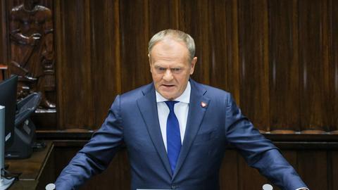 Der polnische Ministerpräsident Donald Tusk hält eine politische Rede vor dem Unterhaus und bittet das Parlament um ein Vertrauensvotum, um die Unterstützung für seine Regierung im Sejm-Gebäude zu bekräftigen. 
