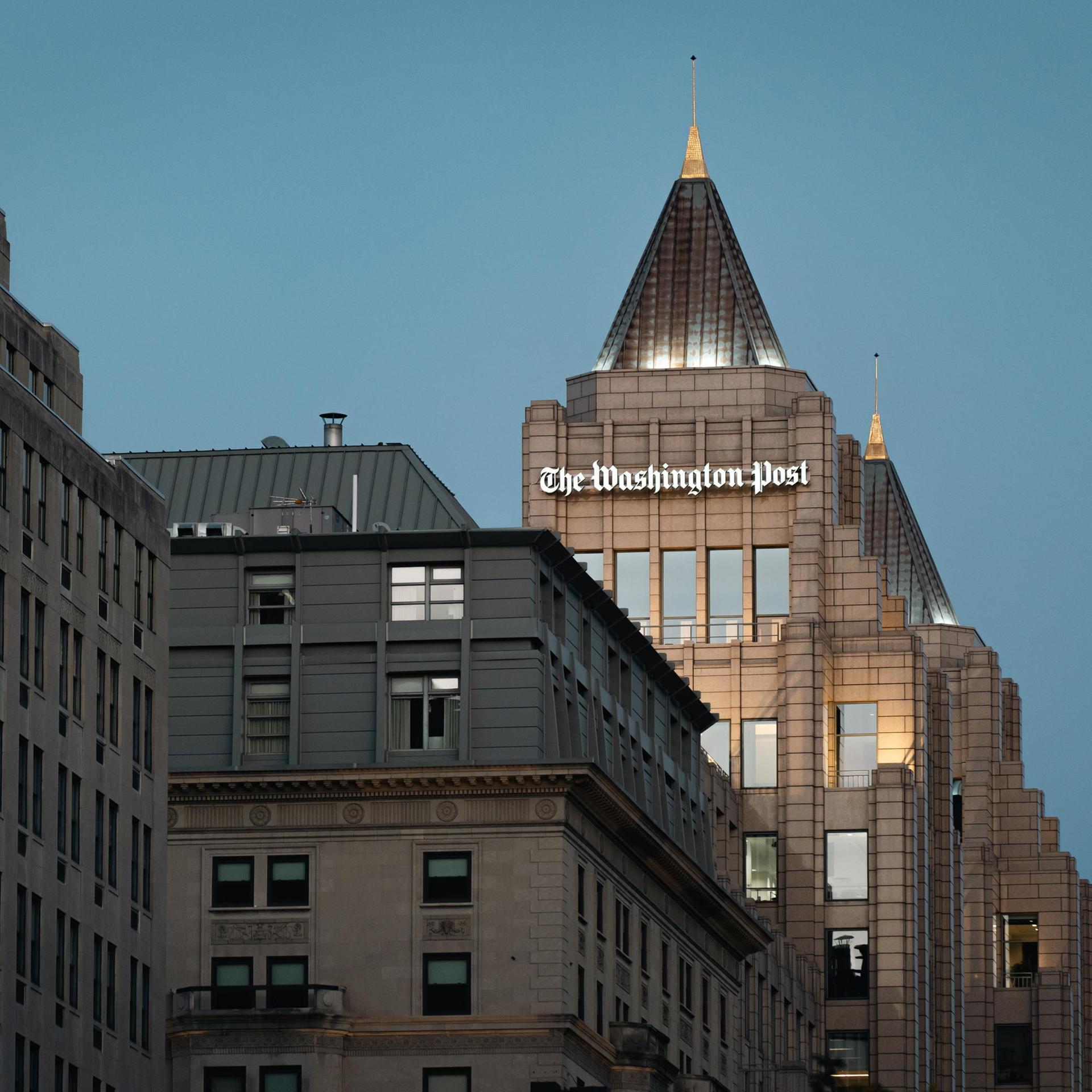 Der Schriftzug der Washington Post hängt am Hauptgebäude des Zeitungshauses in Washington.