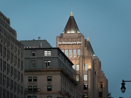 Der Schriftzug der Washington Post hängt am Hauptgebäude des Zeitungshauses in Washington.