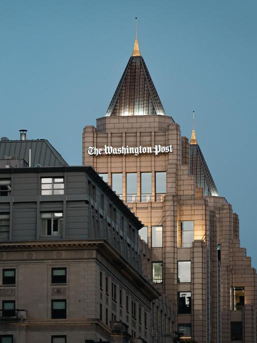 Der Schriftzug der Washington Post hängt am Hauptgebäude des Zeitungshauses in Washington.