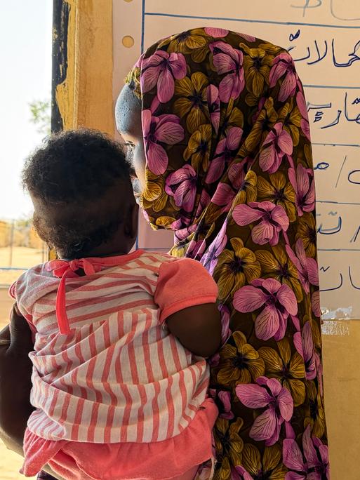 Eine aus dem Sudan geflüchtete Frau hält im Flüchtlingslager Aboutengé im Osten des Tschad ihr Kind auf dem Arm. 