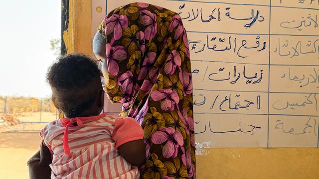 Eine aus dem Sudan geflüchtete Frau hält im Flüchtlingslager Aboutengé im Osten des Tschad ihr Kind auf dem Arm. 