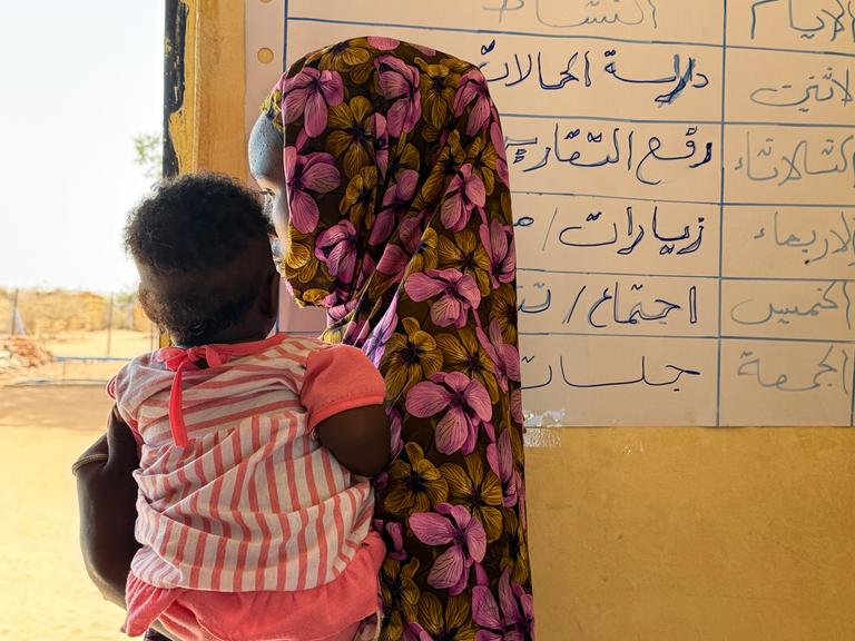Eine aus dem Sudan geflüchtete Frau hält im Flüchtlingslager Aboutengé im Osten des Tschad ihr Kind auf dem Arm. 