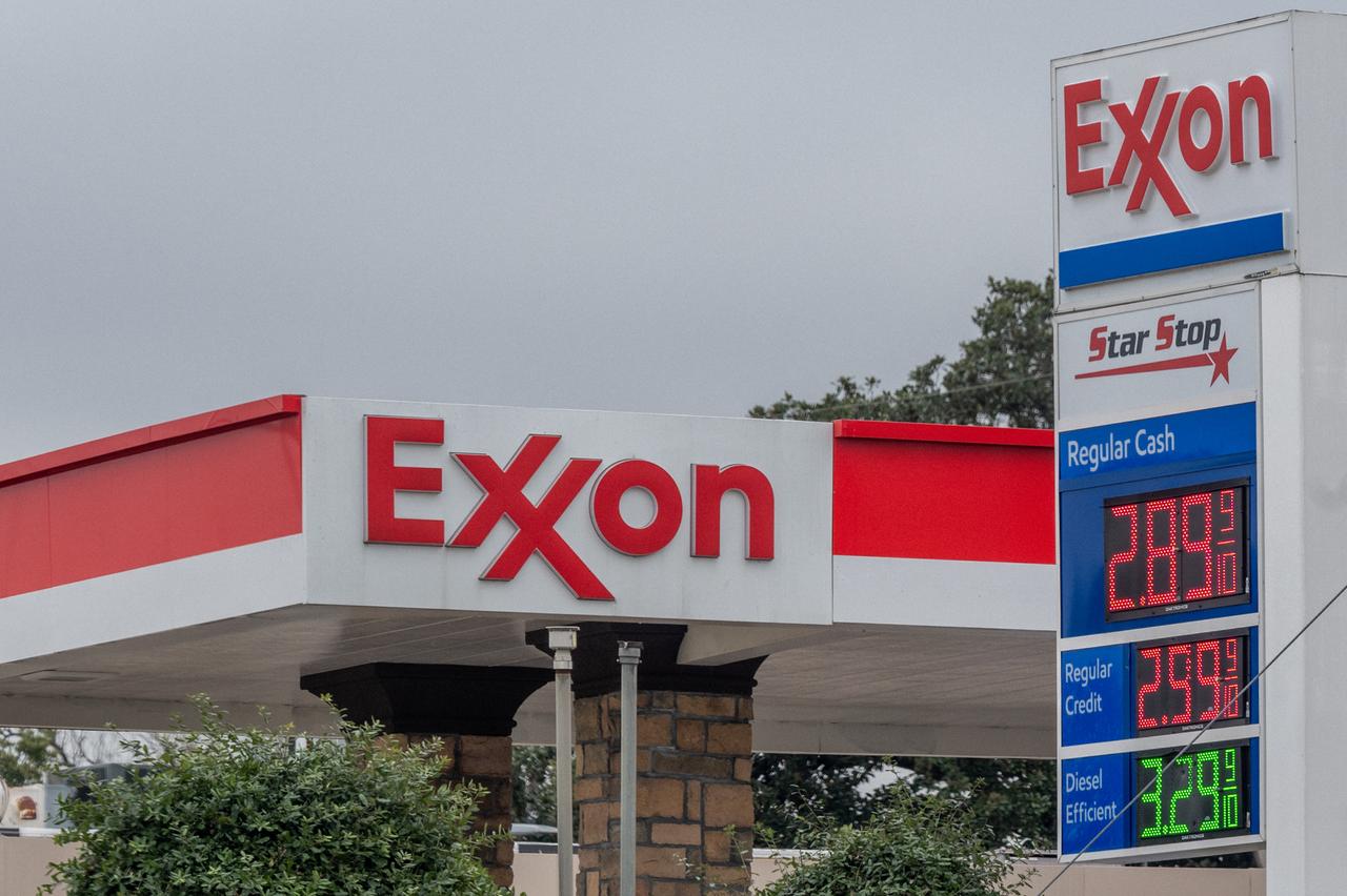 Aufnahme einer ExxonMobil-Tankstelle in Houston, Texas, USA. Der Exxon-Schriftzug ist deutlich zu erkennen.