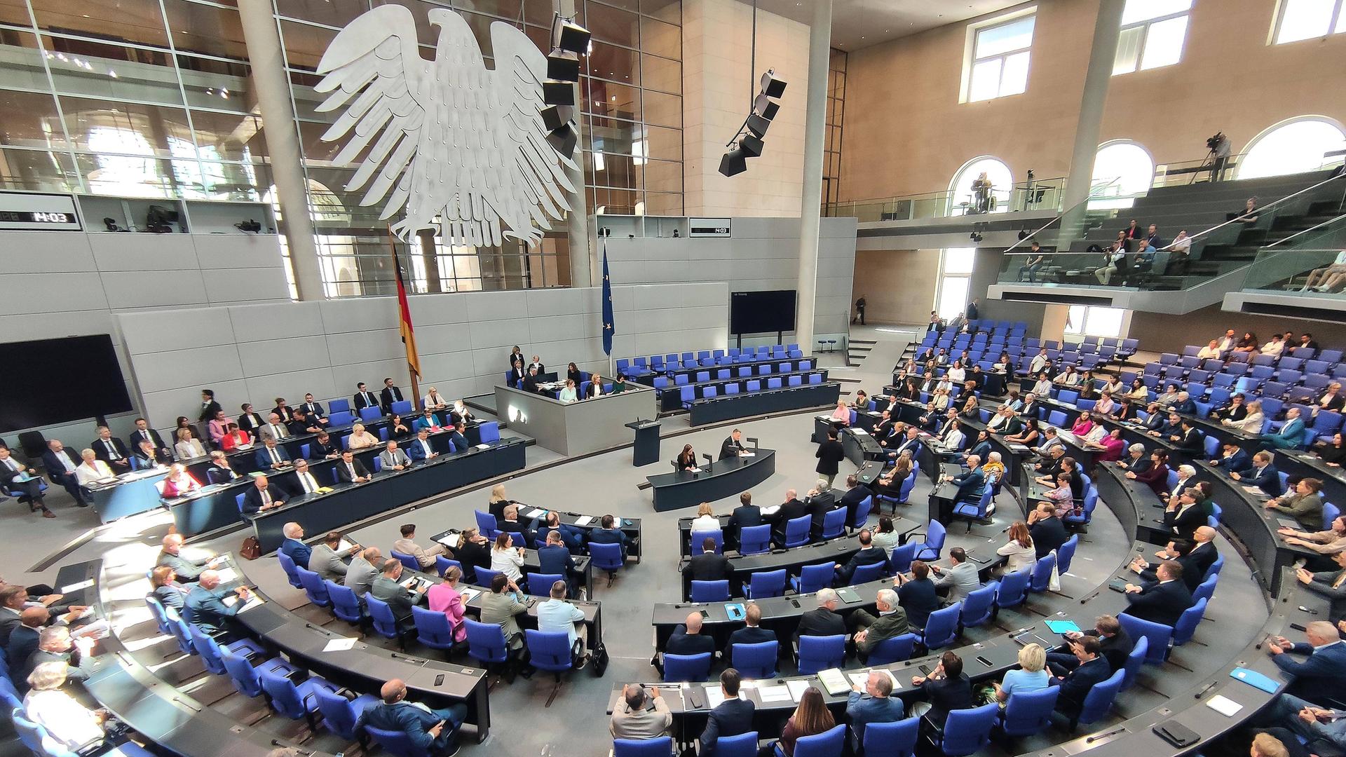 Blick ins Plenum des Deutschen Bundestag bei der 88. Sitzung; die Abgeordneten sitzen auf den Bänken.