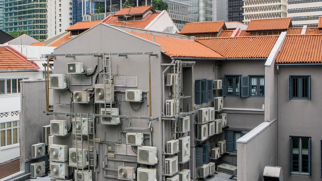 Klimaanlagen an der Außenwand eines Hauses in Singapur.  