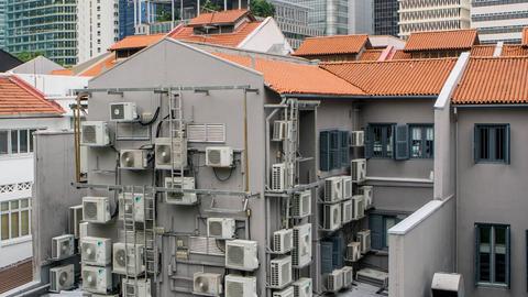 Klimaanlagen an der Außenwand eines Hauses in Singapur.  
