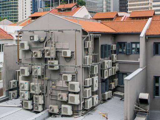 Klimaanlagen an der Außenwand eines Hauses in Singapur. Klimaanlagen an der Außenwand eines Hauses in Singapur.