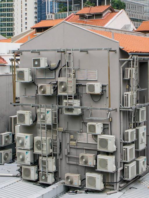 Klimaanlagen an der Außenwand eines Hauses in Singapur.  
