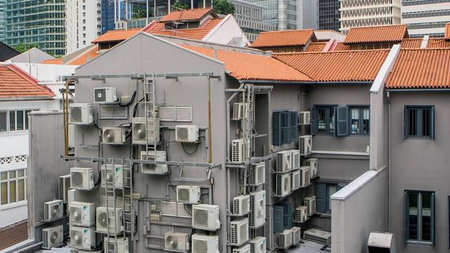 Klimaanlagen an der Außenwand eines Hauses in Singapur. Klimaanlagen an der Außenwand eines Hauses in Singapur.