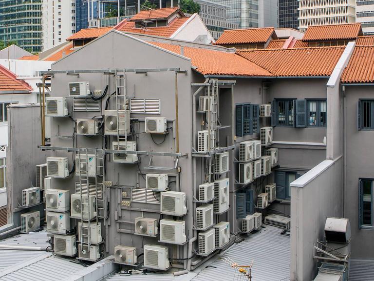 Klimaanlagen an der Außenwand eines Hauses in Singapur.  