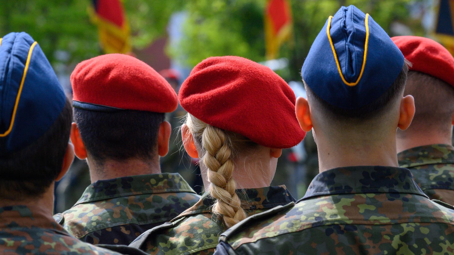 Soldatinnen und Soldaten der Bundeswehr stehen im Goethepark in Burg in Sachsen-Anhalt, fotografiert von hinten. Soldatinnen und Soldaten der Bundeswehr stehen im Goethepark in Burg in Sachsen-Anhalt, fotografiert von hinten.