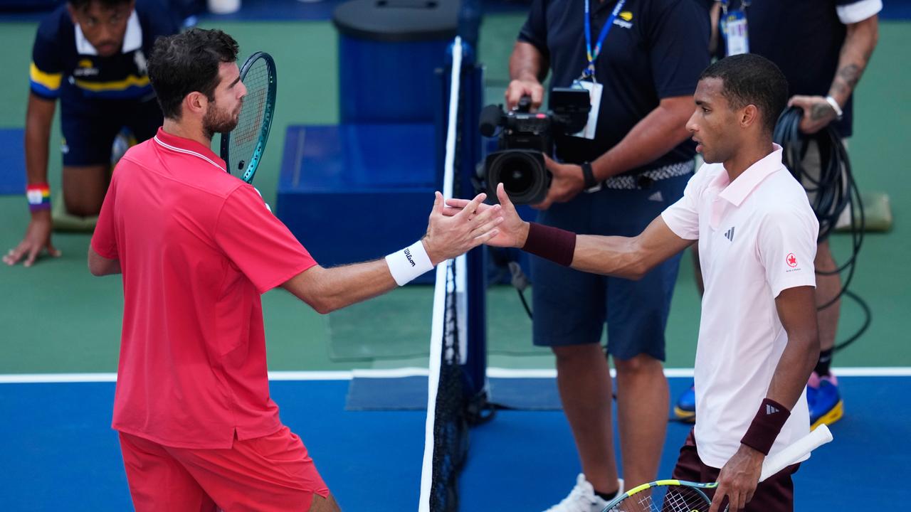 Felix Auger-Aliassime (r) und Karen Chatschanow nach dem Spiel bei den US Open.