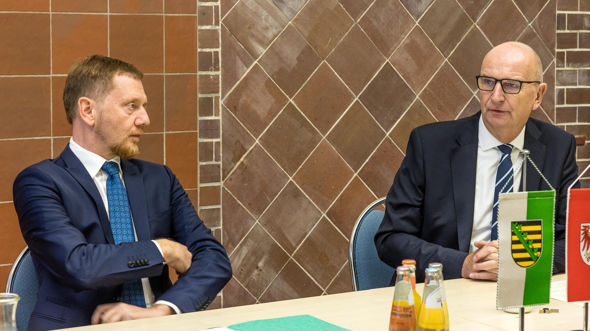 Michael Kretschmer (CDU), Ministerpräsident des Freistaates Sachsen, und Dietmar Woidke (SPD), Ministerpräsident des Landes Brandenburg, sitzen bei einem Pressegespräch zusammen. Michael Kretschmer (CDU), Ministerpräsident des Freistaates Sachsen, und Dietmar Woidke (SPD), Ministerpräsident des Landes Brandenburg, sitzen bei einem Pressegespräch zusammen.