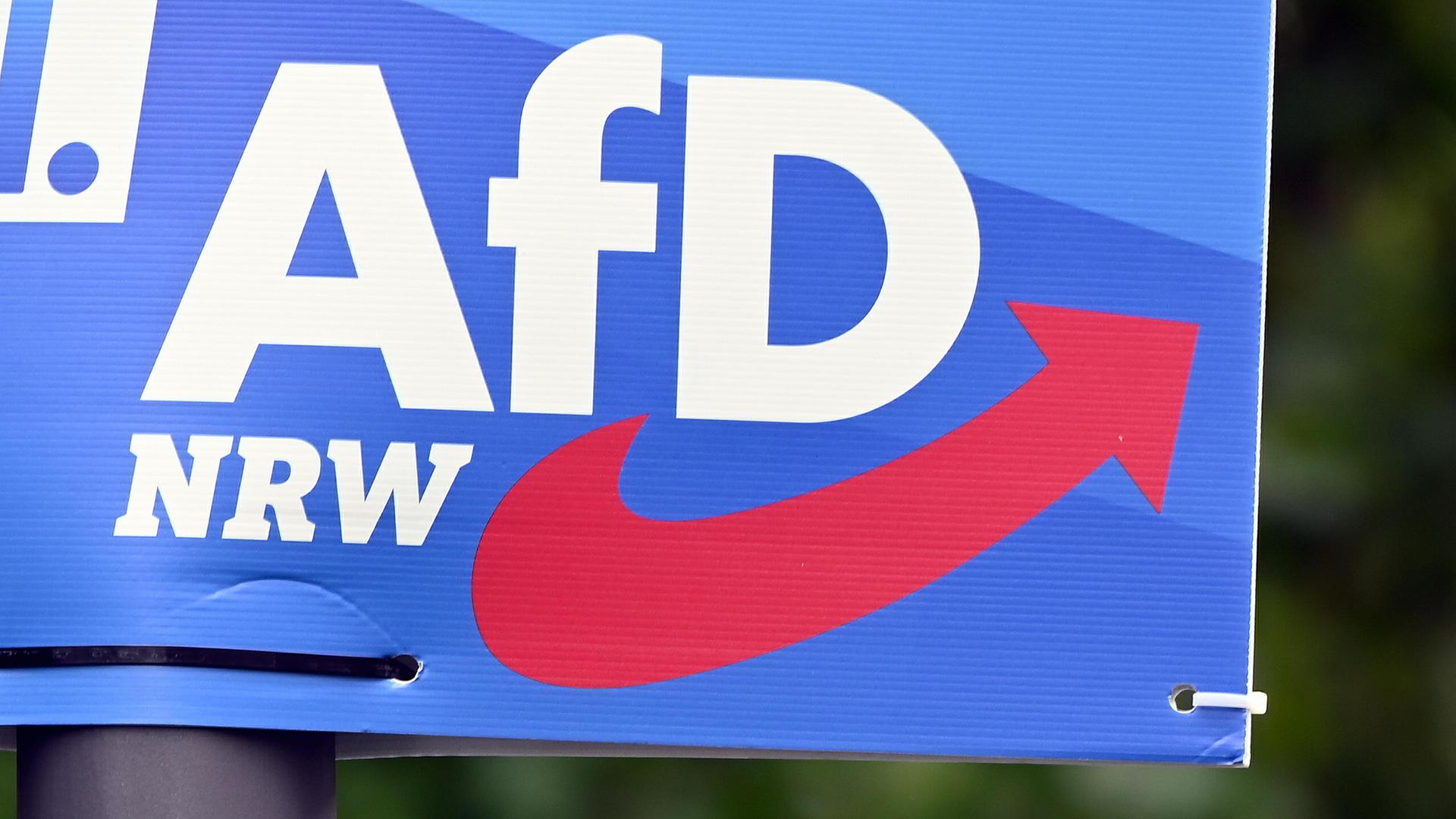 Ein Wahlplakat der Partei Alternative für Deutschland (AfD) für die Kommunalwahl NRW 2025 hängt an einem Lichtmast Ein Wahlplakat der Partei Alternative für Deutschland (AfD) für die Kommunalwahl NRW 2025 hängt an einem Lichtmast