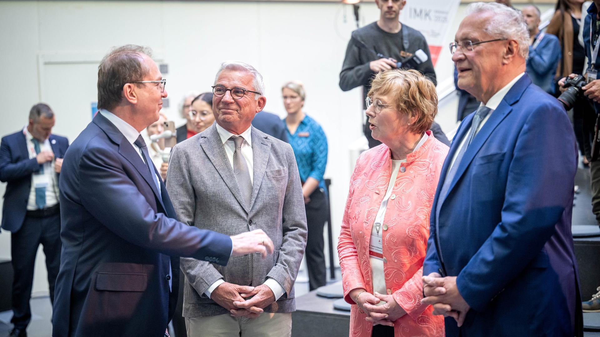 Alexander Dobrindt (CSU), Bundesinnenminister, Thomas Strobl (CDU, Baden-Württemberg), Sabine Sütterlin-Waack (CDU, Schleswig-Holstein) und Joachim Herrmann (CSU, Bayern), beim Empfang zur Innenministerkonferenz in Bremerhaven. Alexander Dobrindt (CSU), Bundesinnenminister, Thomas Strobl (CDU, Baden-Württemberg), Sabine Sütterlin-Waack (CDU, Schleswig-Holstein) und Joachim Herrmann (CSU, Bayern), beim Empfang zur Innenministerkonferenz in Bremerhaven.