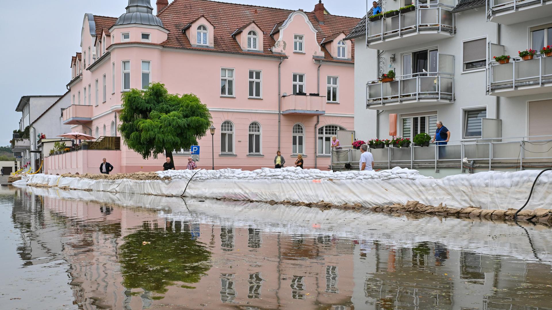 Sand-Säcke vor Häusern in Eisen-Hütten-Stadt