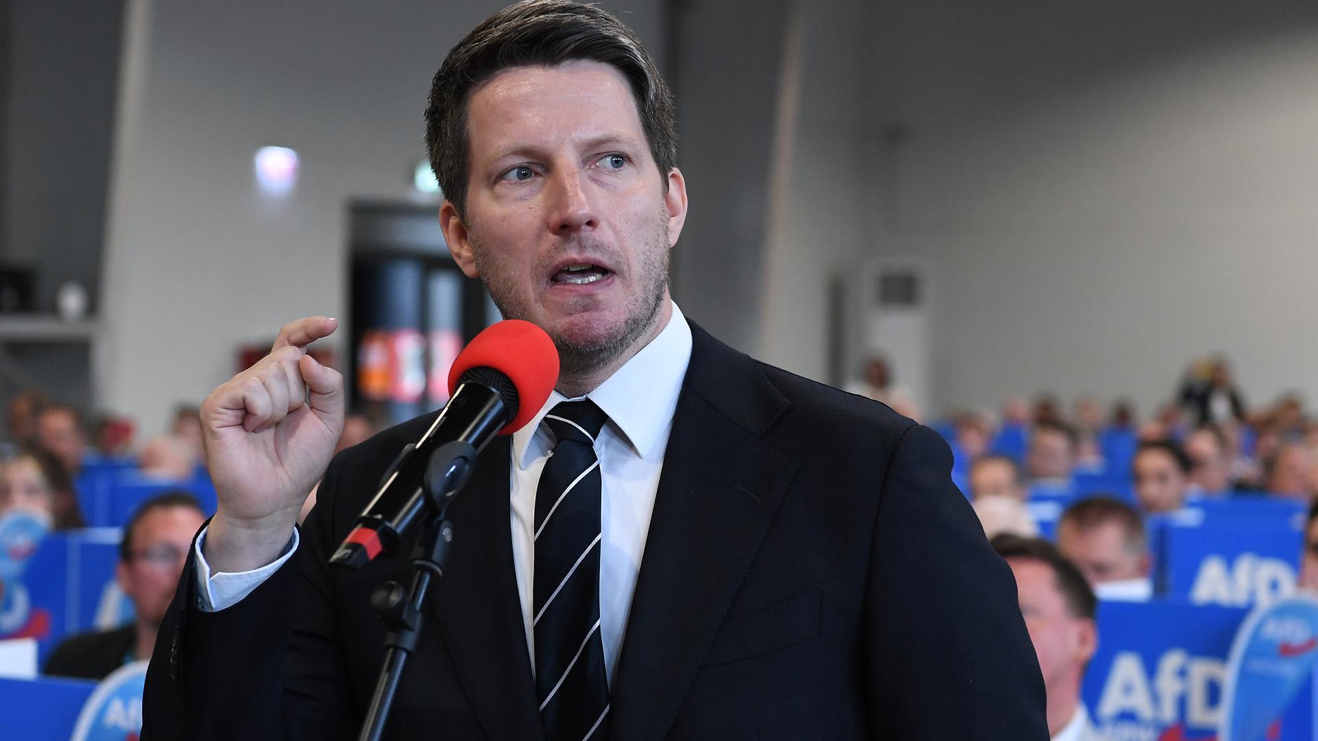 Der AfD-Landeschef Vincentz beim Wahlparteitag in Marl; er spricht zu den Delegierten.
      
