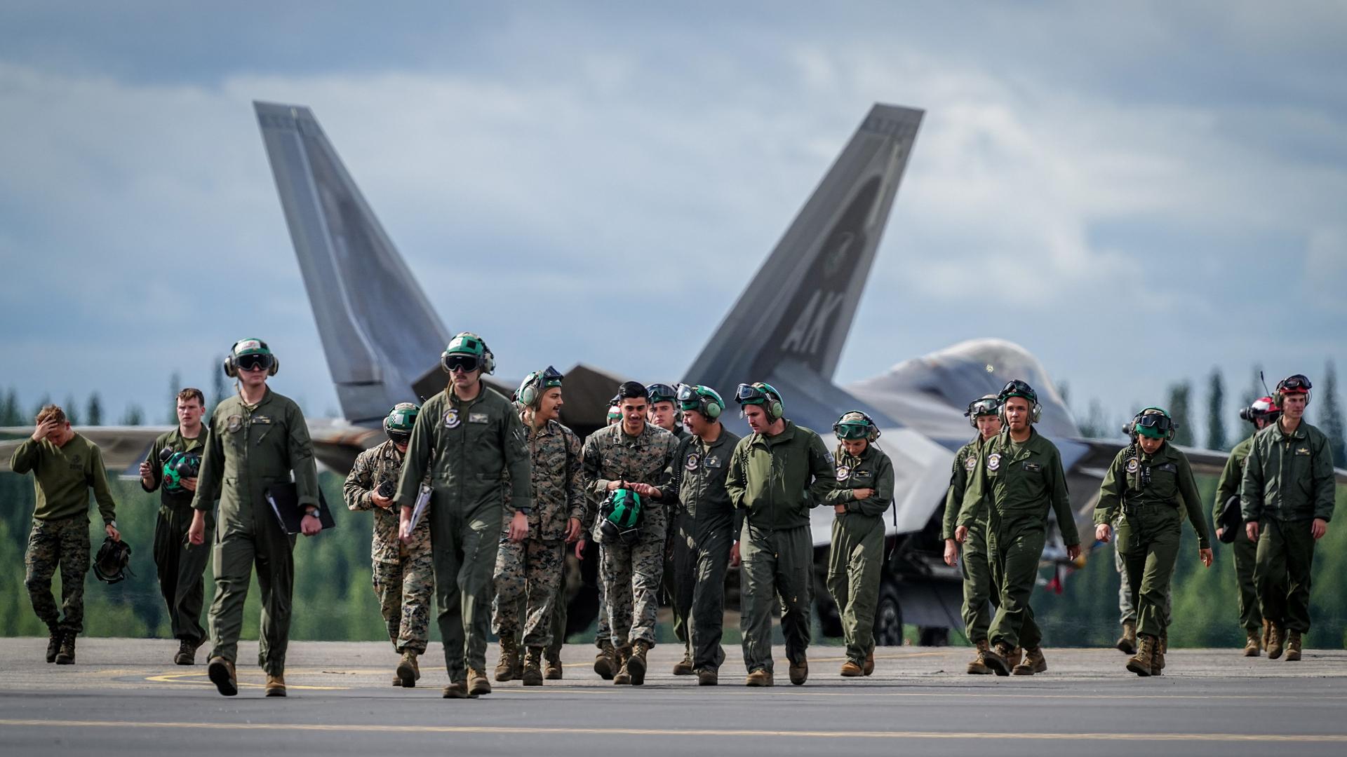 US-Soldaten gehen an einem F-22 Kampfjet bei der Nato-Übung „Arctic Defender 2024“ auf der Eielson Air Force Base bei Fairbanks im US-Bundesstaat Alaska vorbei. 