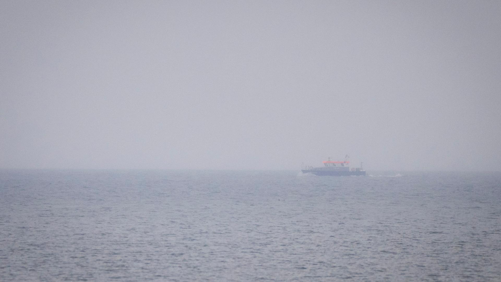 Ein Boot von der Wasserschutzpolizei fährt an der Küste vor Boltenhagen entlang. 
