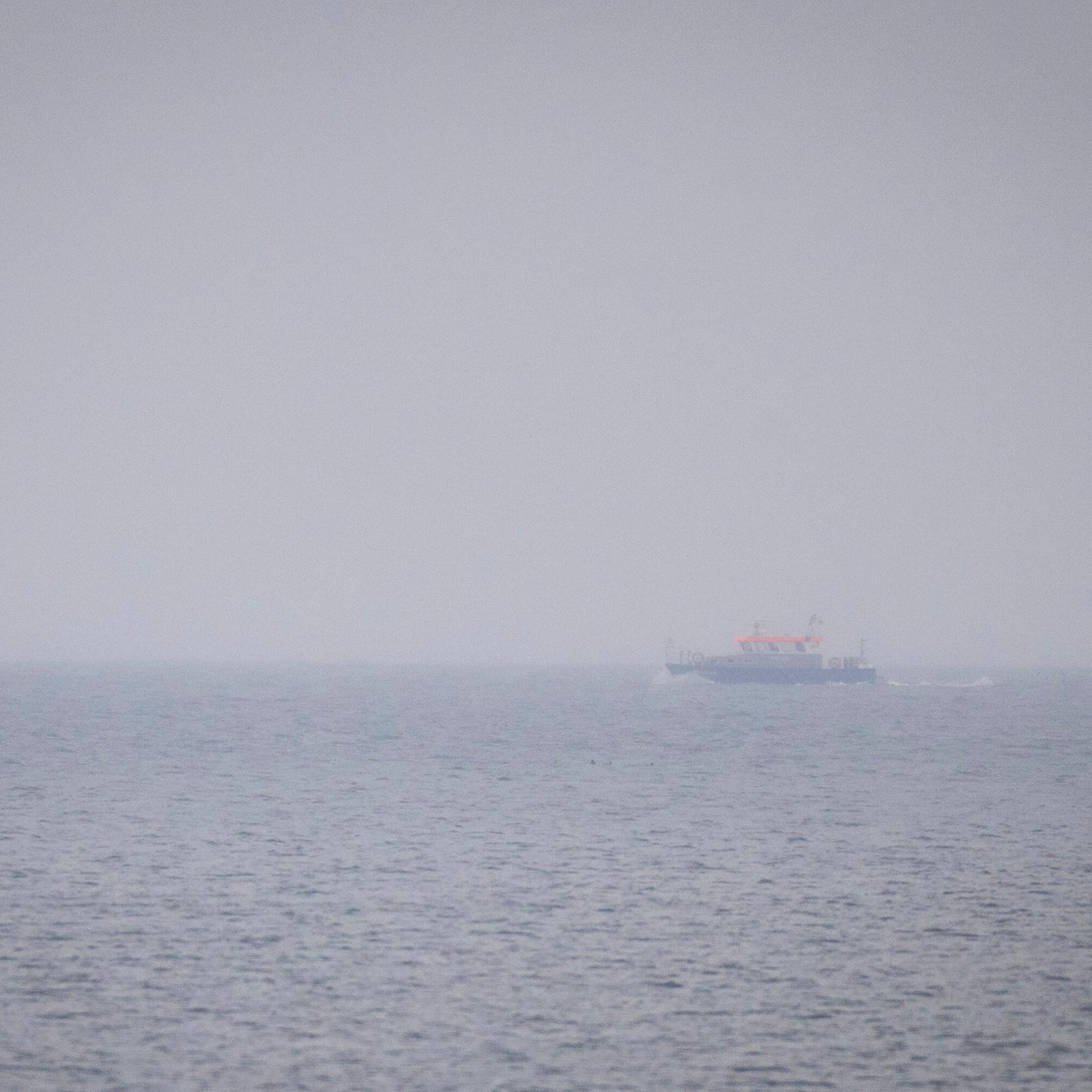 Das Boot "Uecker" von der Wasserschutzpolizei fährt an der Küste vor Boltenhagen entlang. 
