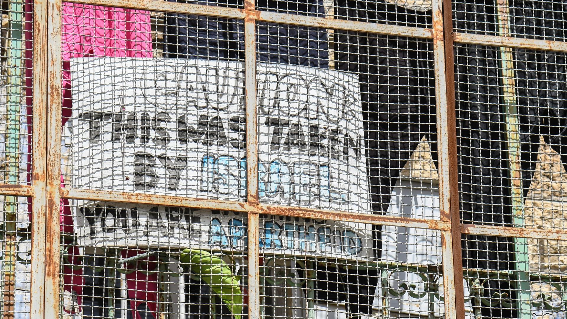 Plakat an einem vormals palästinensischen Haus in Hebron: Dieses Haus ist von Israel übernommen worden.