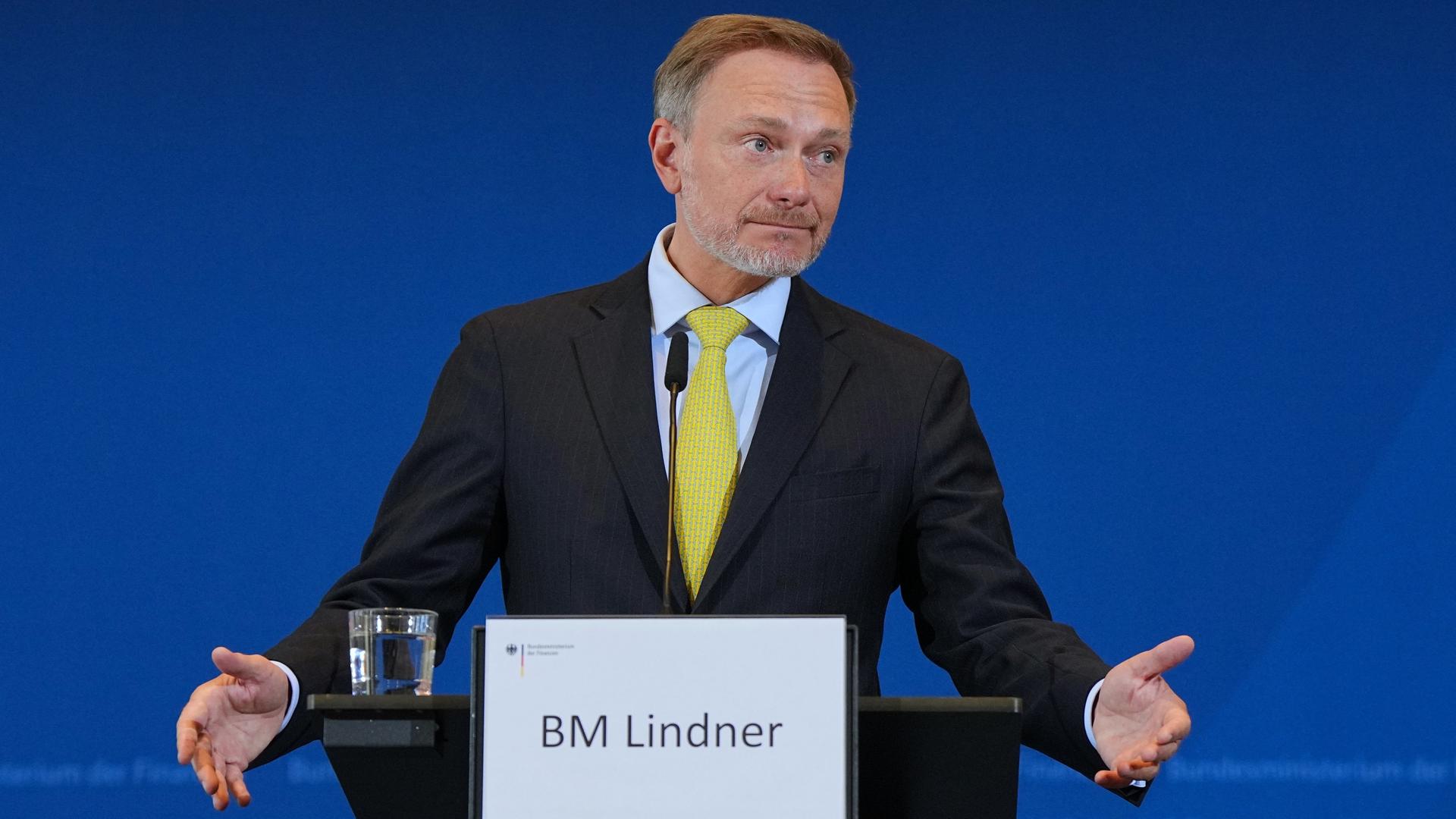 Christian Lindner (FDP), Bundesminister der Finanzen, spricht an einem Rednerpult während der Pressekonferenz zum Ergebnis der Steuerschätzung.