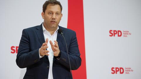 Lars Klingbeil, Bundesvorsitzender der SPD, gibt ein Statement ab. Hinter ihm sieht man eine Wand, auf der steht: "SPD - Soziale Politik für Dich".