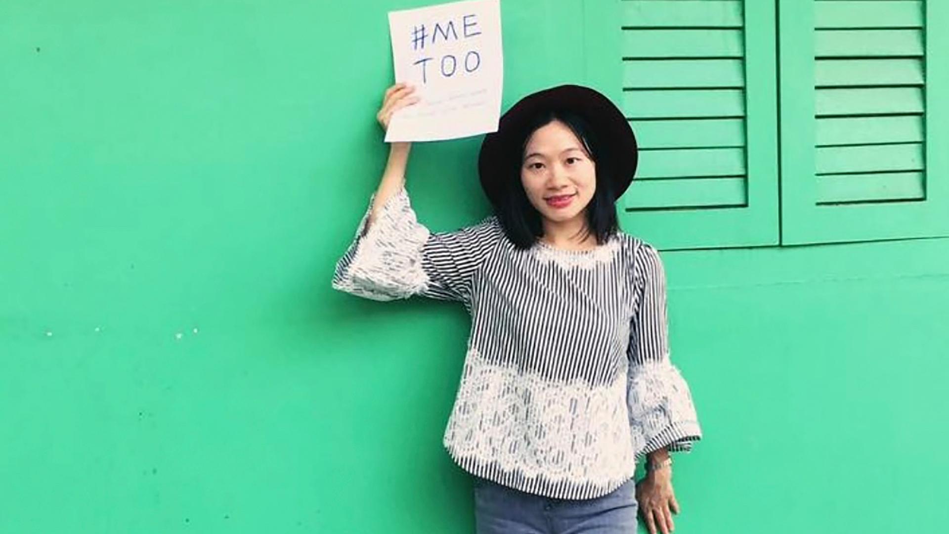 Auf diesem von #FreeXueBing veröffentlichten Foto hält die chinesische Journalistin Huang Xueqin ein #METOO-Schild. Auf diesem von #FreeXueBing veröffentlichten Foto hält die chinesische Journalistin Huang Xueqin ein #METOO-Schild.
